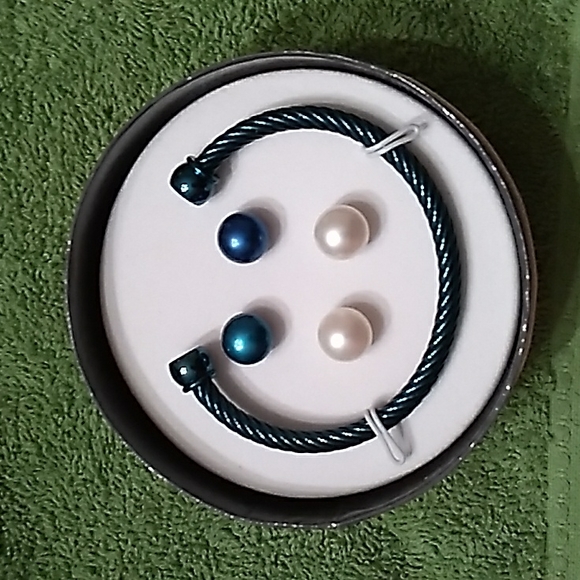 Bracelet and two pair of posts earrings - Picture 2 of 4